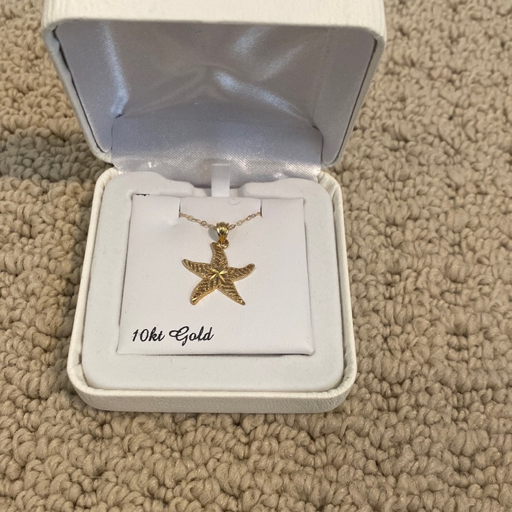 Gold pendant necklace